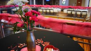 Table decorated with pink vase and flowers